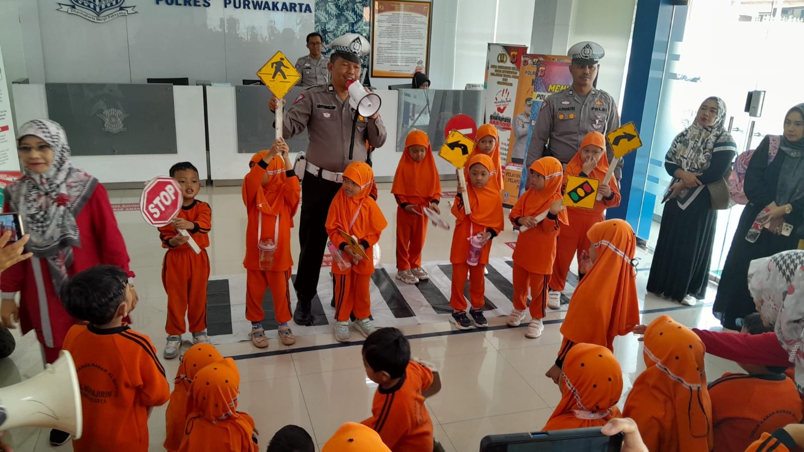 Polisi Sahabat Anak, Polres Purwakarta Kunjungi TK Al-Muhajirin