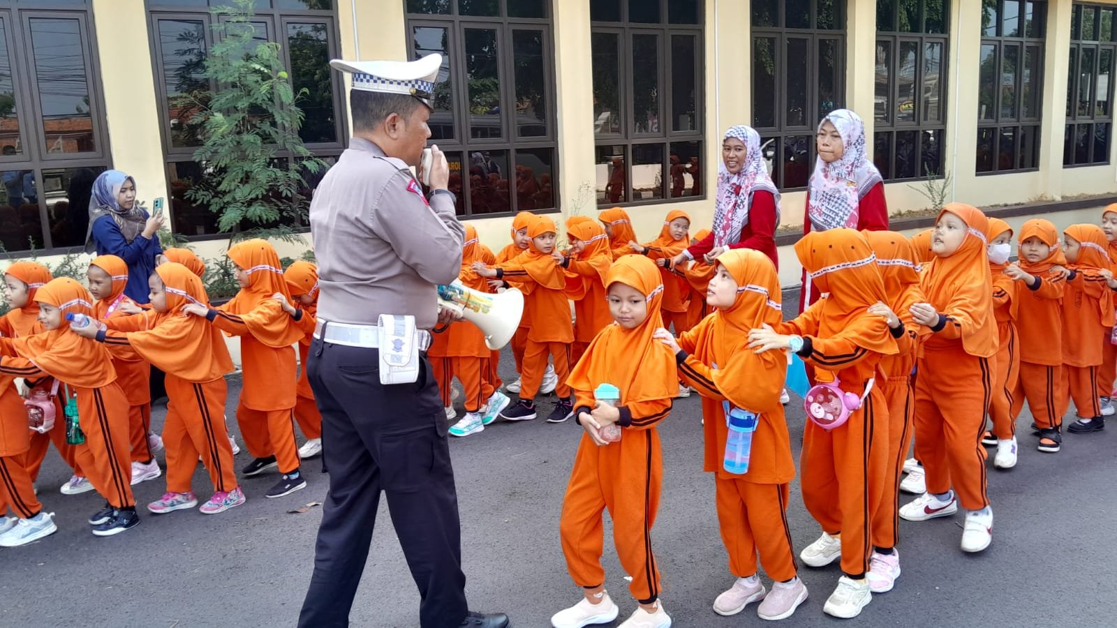 Polisi Sahabat Anak, Polres Purwakarta Kunjungi TK Al-Muhajirin