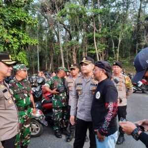 Polres Purwakarta Bersama TNI Kawal Aksi Buruh