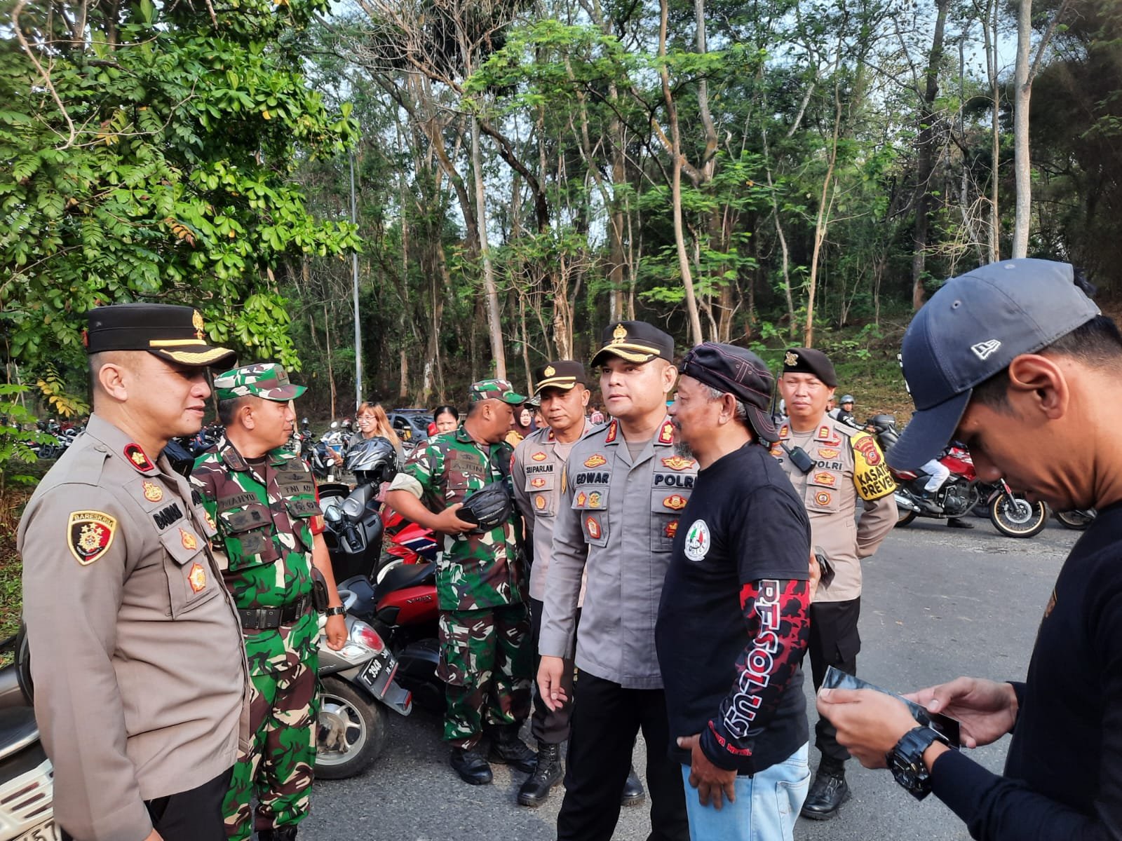 Polres Purwakarta Bersama TNI Kawal Aksi Buruh