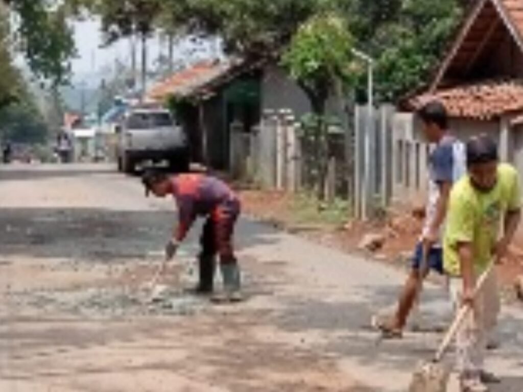 Diduga Tak Bertanggungjawab Atas Kerusakan Jalan, Warga Cikaobandung Kecam PT. Cinohidro