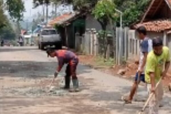 Diduga Tak Bertanggungjawab Atas Kerusakan Jalan, Warga Cikaobandung Kecam PT. Cinohidro