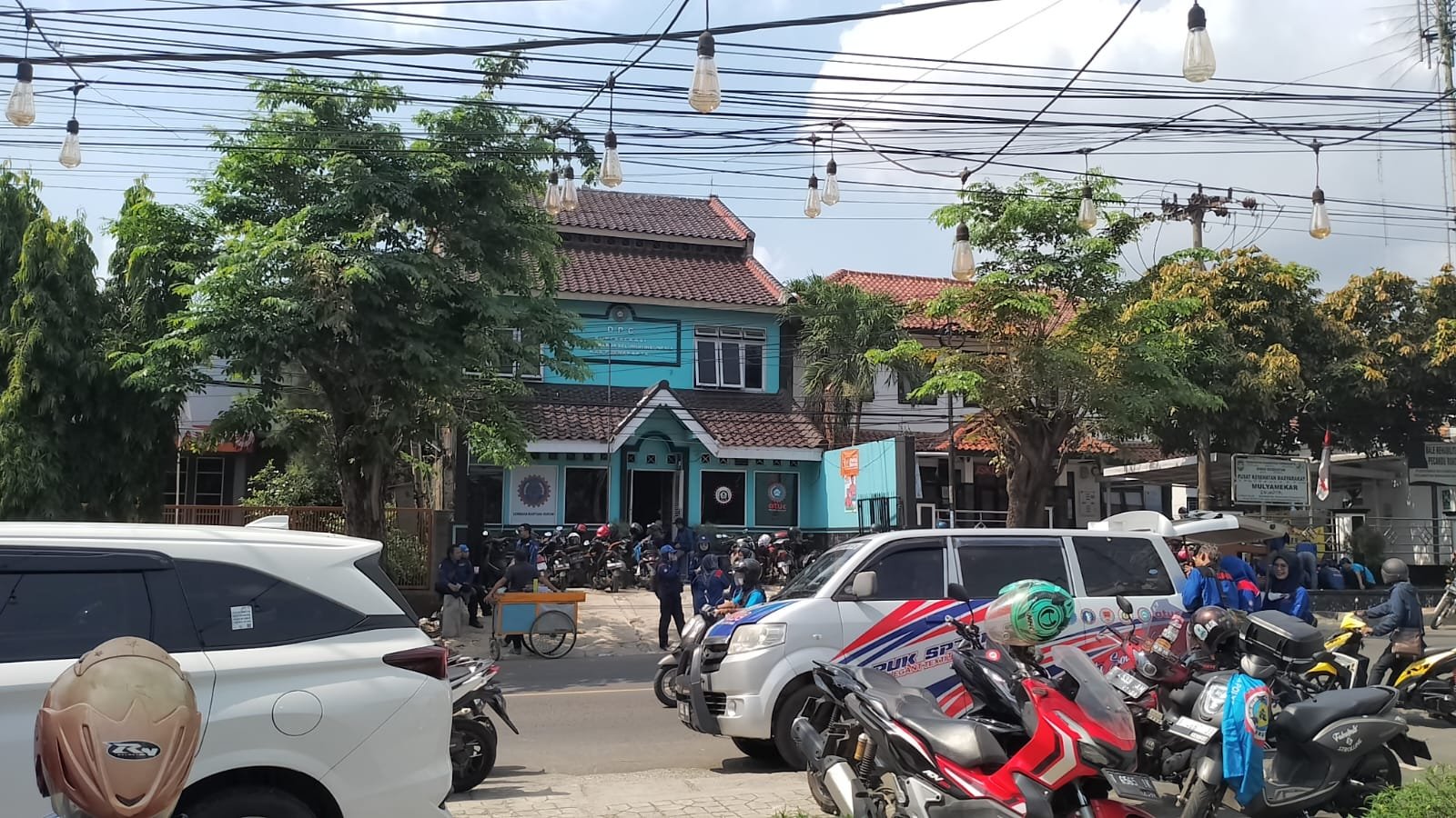 Ratusan Personel Polres Purwakarta Amankan Aksi Buruh Dibeberapa Titik Keramaian Hingga Perbatasan Bandung