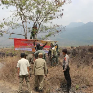 BKSDA Garut Sebar Spanduk Larang Penambangan Ilegal di Gunung Guntur