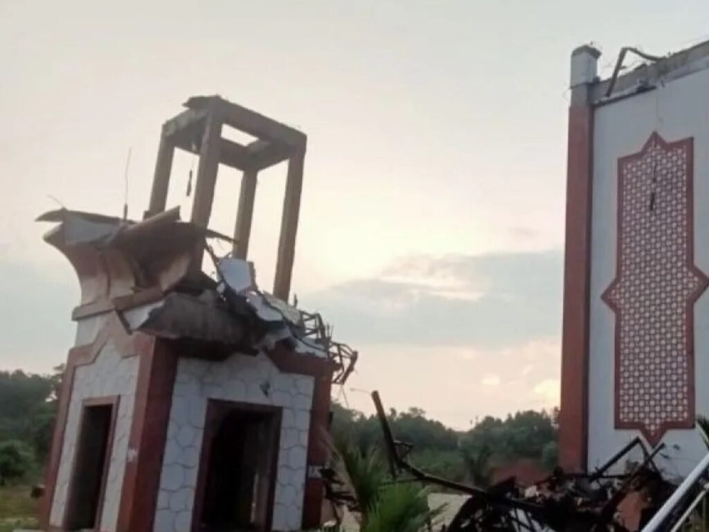 Hujan Lebat Guyur Bogor, Sebuah Menara Masjid Setinggi 20 meter Ambruk