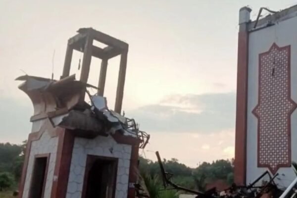 Hujan Lebat Guyur Bogor, Sebuah Menara Masjid Setinggi 20 meter Ambruk