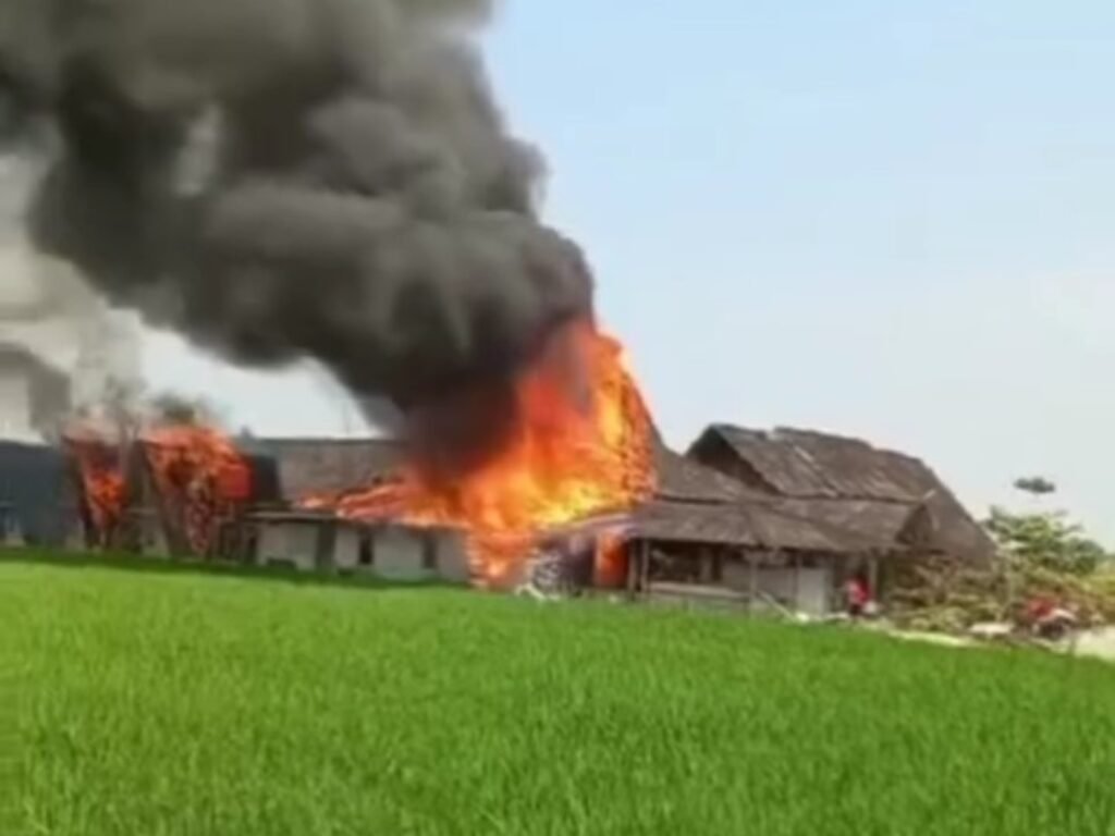 RM Saung Kabogoh Karawang Dilalap Si Jago Merah, Diduga karena Korsleting