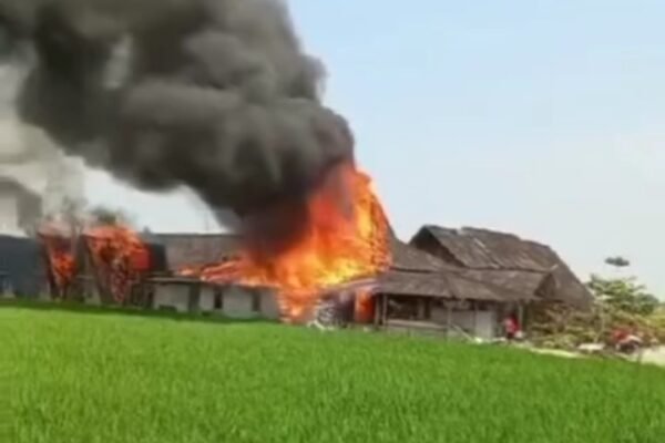 RM Saung Kabogoh Karawang Dilalap Si Jago Merah, Diduga karena Korsleting