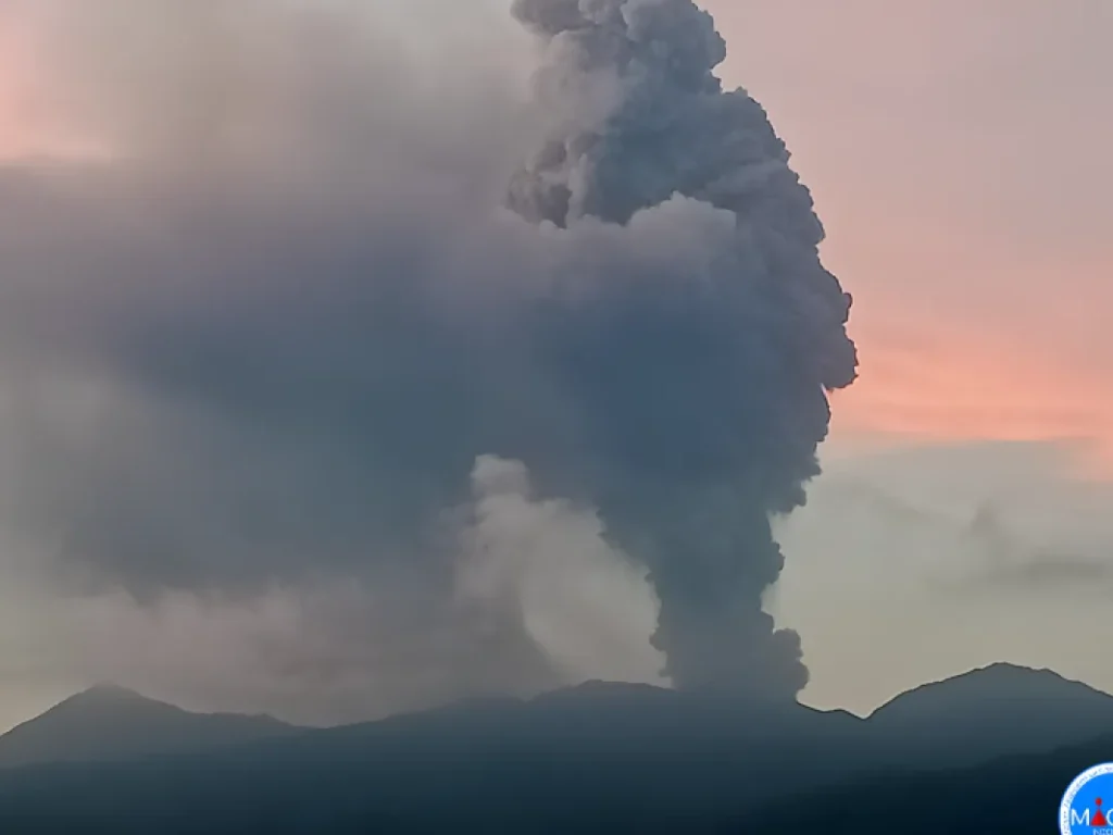 Waspada! Gunung Dukono Kembali Erupsi Lontarkan Abu Vulkanik Setinggi 2.300 Meter