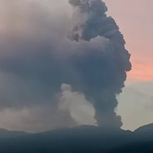 Waspada! Gunung Dukono Kembali Erupsi Lontarkan Abu Vulkanik Setinggi 2.300 Meter