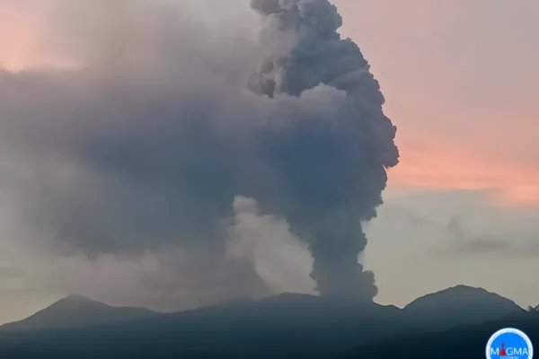 Waspada! Gunung Dukono Kembali Erupsi Lontarkan Abu Vulkanik Setinggi 2.300 Meter