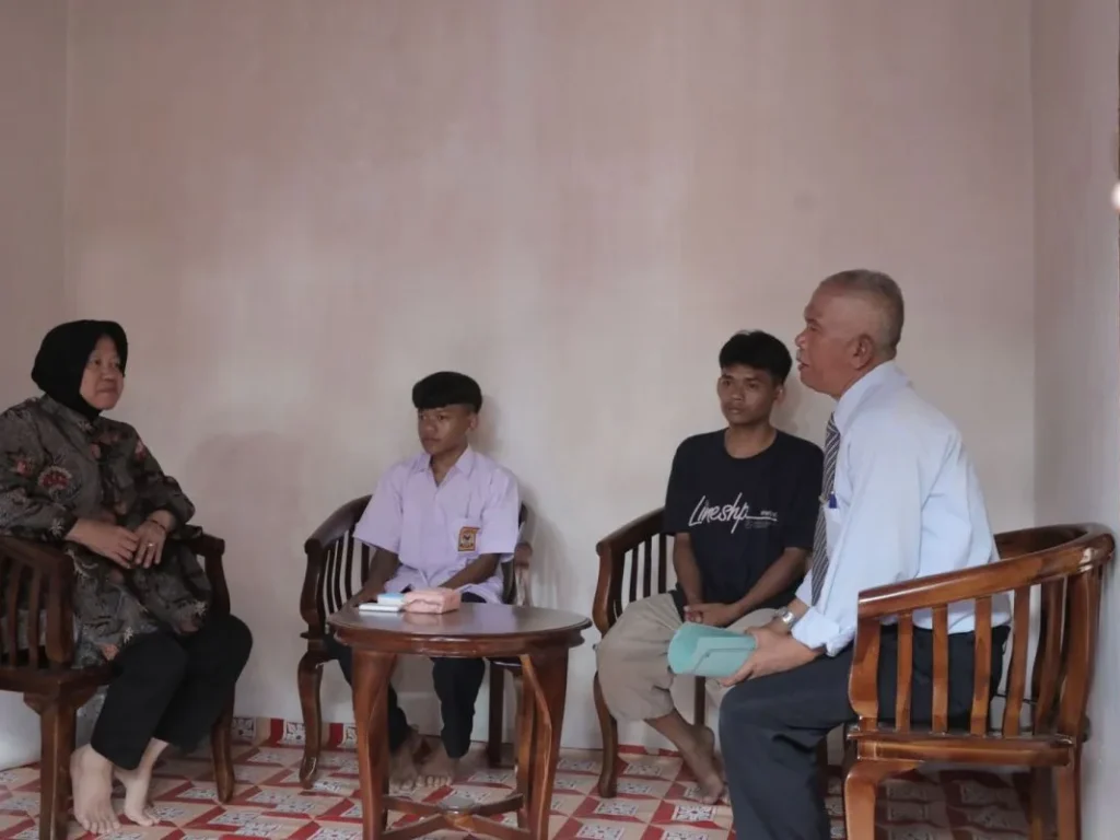 Mensos Risma Bantu Remaja di Garut Yang Rela Putus Sekolah Lantaran Rawat Orang Tuanya Disabilitas Mental