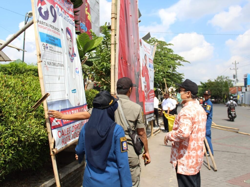 Seribu Pelanggaran APK Caleg dan Parpol di 26 Kecamatan di Sumedang