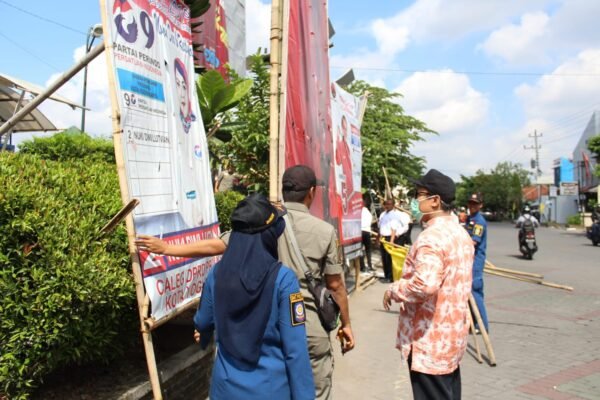 Seribu Pelanggaran APK Caleg dan Parpol di 26 Kecamatan di Sumedang