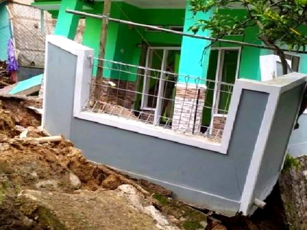 Sejumlah Rumah Rusak Akibat Tanah Bergerak di Tegalkaso Sukabumi