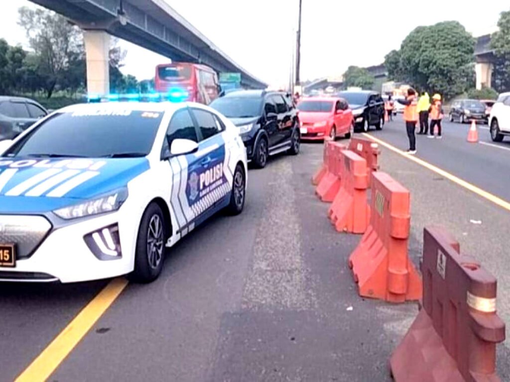 Rekayasa Lalu Lintas “Contraflow” Diterapkan Sepanjang 18 kilometer di Tol Jakarta-Cikampek