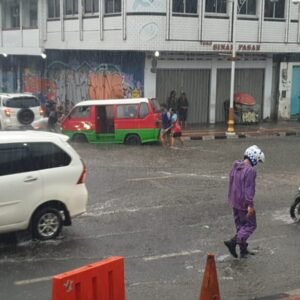 Meski Diuyur Hujan, Satlantas Polres Purwakarta Tetap Lakukan Pengaturan Jalan