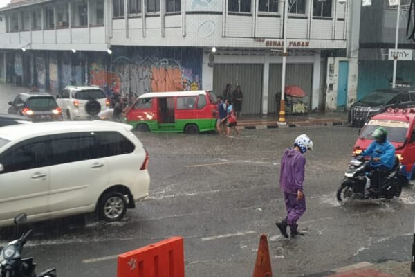 Meski Diuyur Hujan, Satlantas Polres Purwakarta Tetap Lakukan Pengaturan Jalan