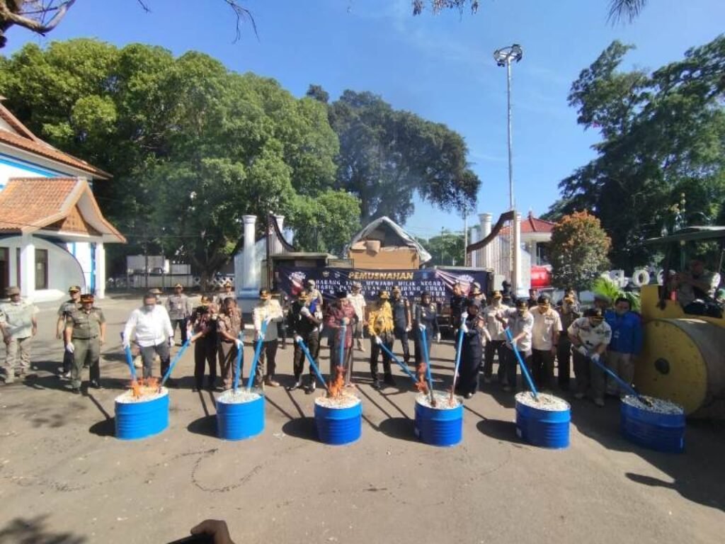Secara Simbolis, Jutaan Batang Rokok Dan Ribuan Liter Miras di Garut Dimusnahkan