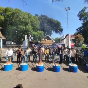 Pemusnahan Rokok Ilegal dan miras di kabupaten Garut