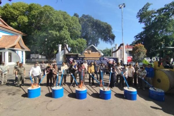 Secara Simbolis, Jutaan Batang Rokok Dan Ribuan Liter Miras di Garut Dimusnahkan