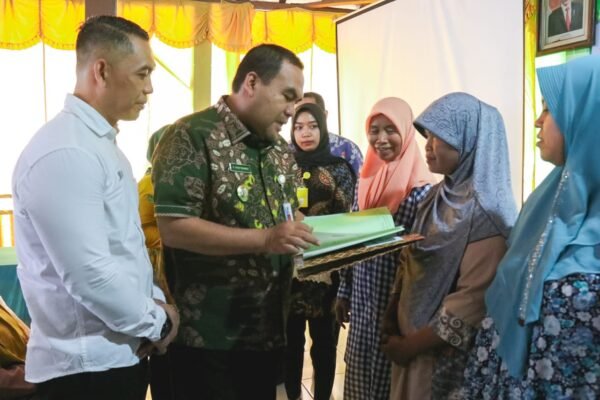 703 Warga Kelurahan Sonorejo Terima Sertifikat Program PTSL Dari Bupati Blora