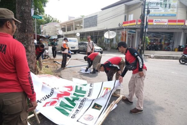 Nempel Tidak Pada Tempatnya, 49 Banner dan Baligho di Garut Ditertibkan Petugas