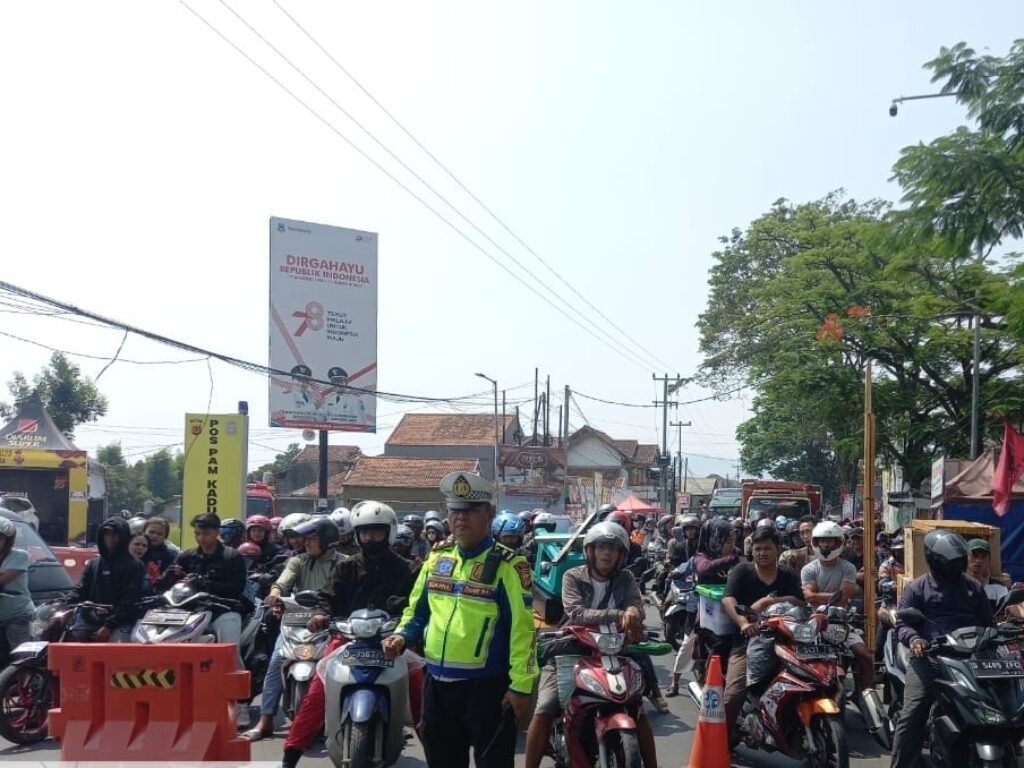 Tetap Berhati-Hati Berkendara, Jalur Limbangan Malangbong Padat, Polres Garut Lakukan One Way