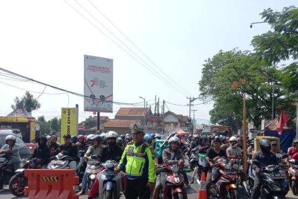 Tetap Berhati-Hati Berkendara, Jalur Limbangan Malangbong Padat, Polres Garut Lakukan One Way