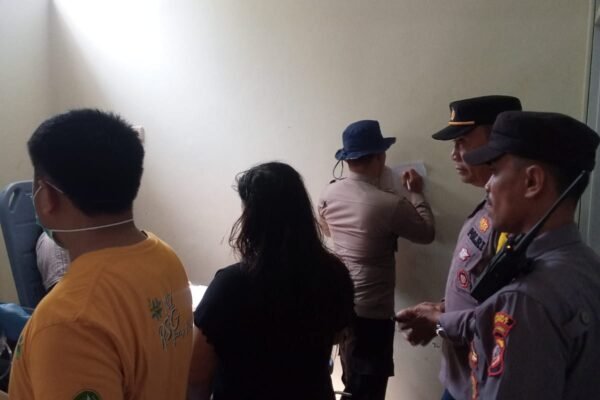 Polsek Cikelet Polres Garut Evakuasi Korban Terseret Ombak Pantai Karang Papak