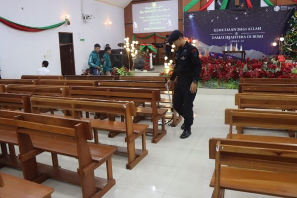 Berikan Rasa Aman Natal 2023, Tim Jibom Polda Jabar Lakukan Sterilisasi Gereja di Garut