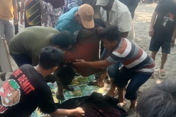 Polsek Cibalong Evakuasi Korban Tenggelam Di Muara Sungai Cibaluk Garut