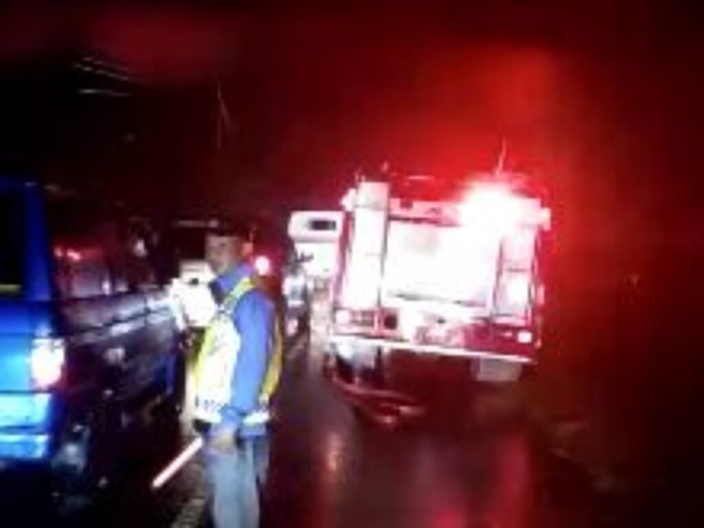 Polsek Malangbong Beserta Unsur Terkait Tangani Bencana Longsor Yang Tutup Jalur Provinsi