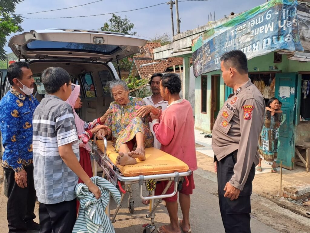 Ditemukan Tergelatak, Bhabinkamtibmas Polsek Garut  Selamatkan Wanita Lansia