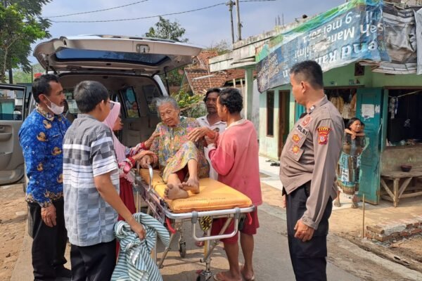 Ditemukan Tergelatak, Bhabinkamtibmas Polsek Garut Selamatkan Wanita Lansia