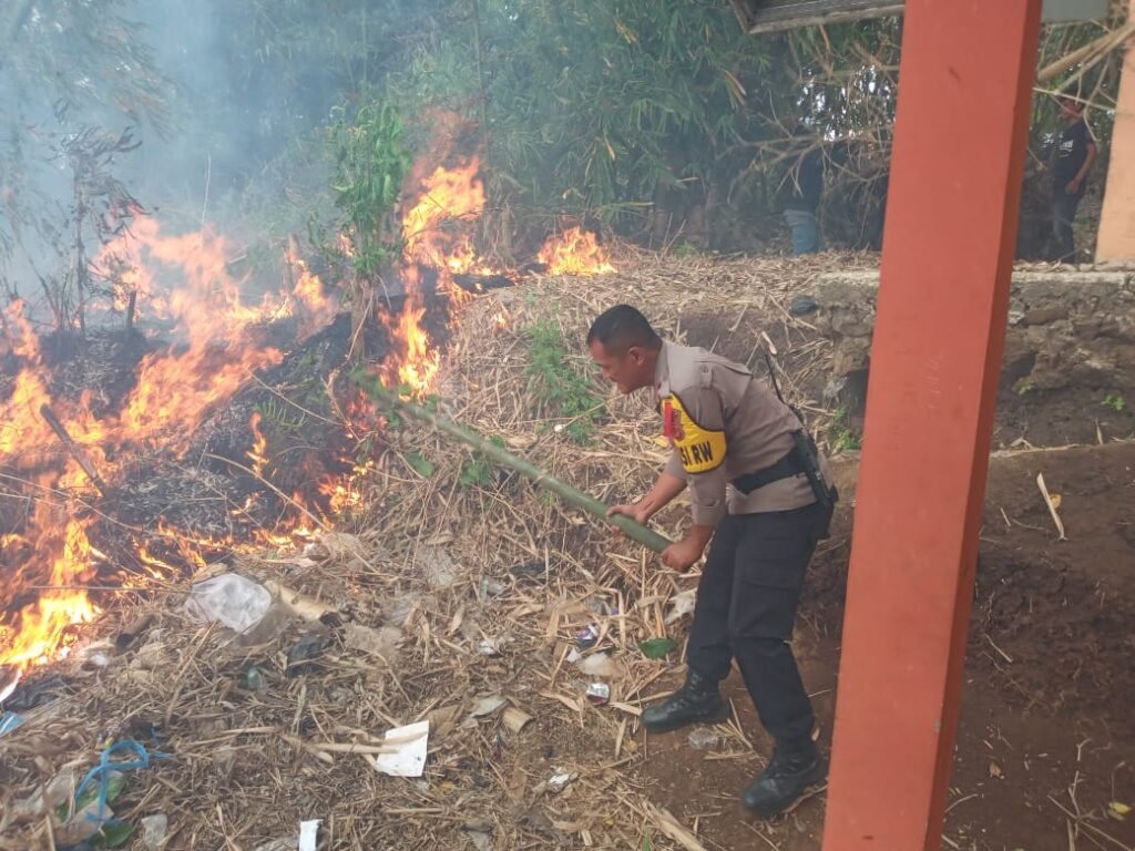 Kebakaran Lahan Bambu, Polsek Pasirwangi Bersama Forkopimcam Berhasil Padamkan Api
