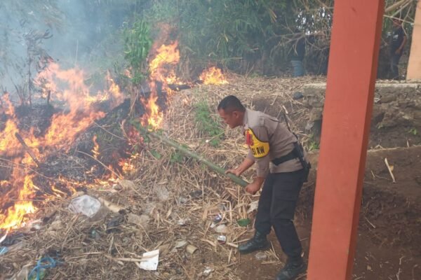Kebakaran Lahan Bambu, Polsek Pasirwangi Bersama Forkopimcam Berhasil Padamkan Api