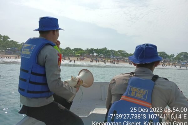 Satpolairud Polres Garut Patroli Wisatawan di Obyek Wisata Pantai Selatan