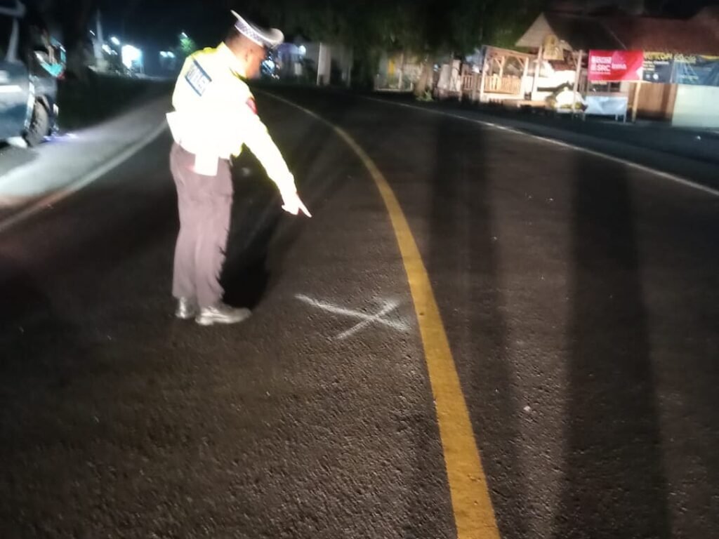 Polisi Cek TKP Kecelakaan Motor Dan Mobil Di Jalan Raya Bandrek Lewo
