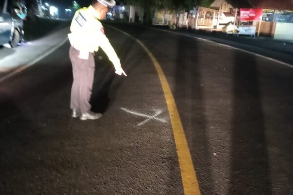 Polisi Cek TKP Kecelakaan Motor Dan Mobil Di Jalan Raya Bandrek Lewo
