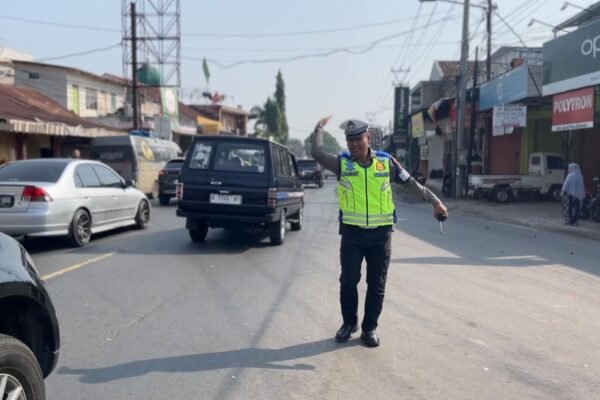 Antisipasi Kepadatan Kendaraan Di Jalur Limbangaan Polres Garut Terapkan Sistem One Way Sepenggal
