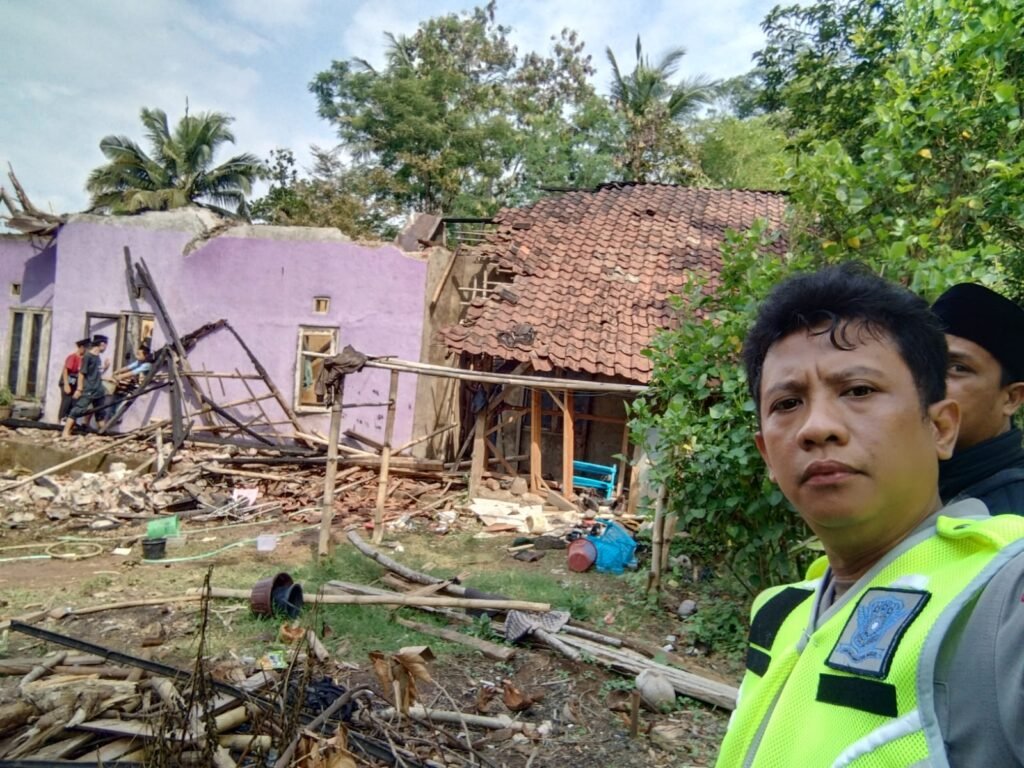Polsek Limbangan Cek Tkp Kebakaran Rumah di Desa Cigagade