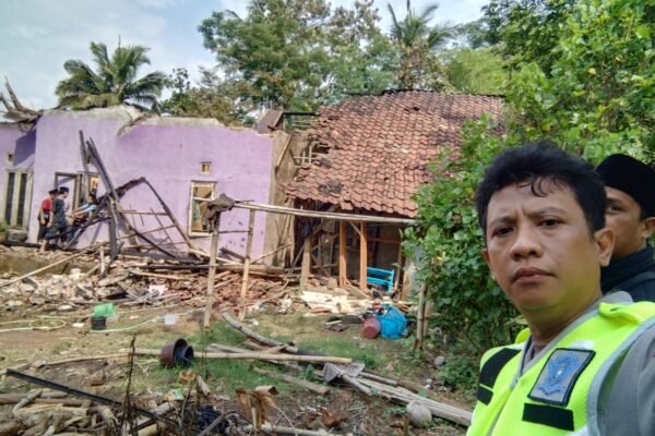 Polsek Limbangan Cek Tkp Kebakaran Rumah di Desa Cigagade