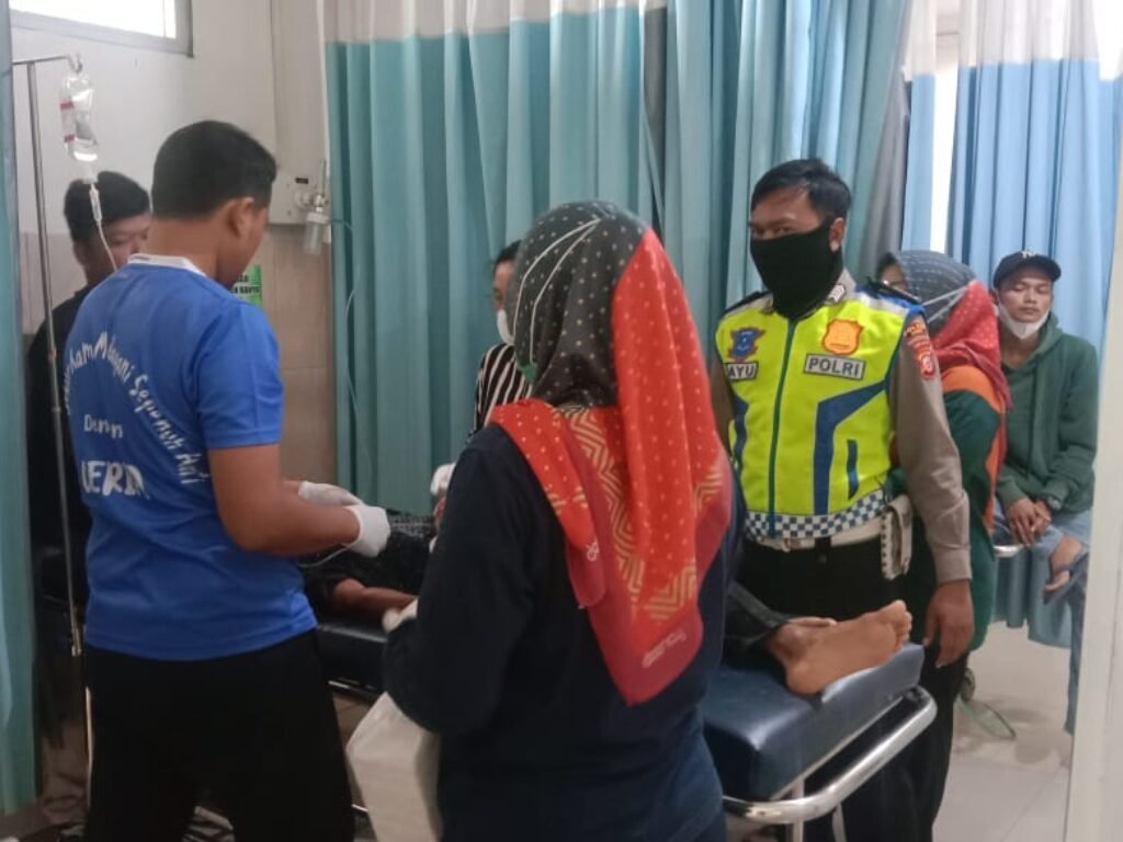 Hilang Kendali, Sepeda Motor Tabrak Gerobak Pedagang Di Cijolang