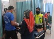 Hilang Kendali, Sepeda Motor Tabrak Gerobak Pedagang Di Cijolang