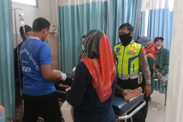 Hilang Kendali, Sepeda Motor Tabrak Gerobak Pedagang Di Cijolang