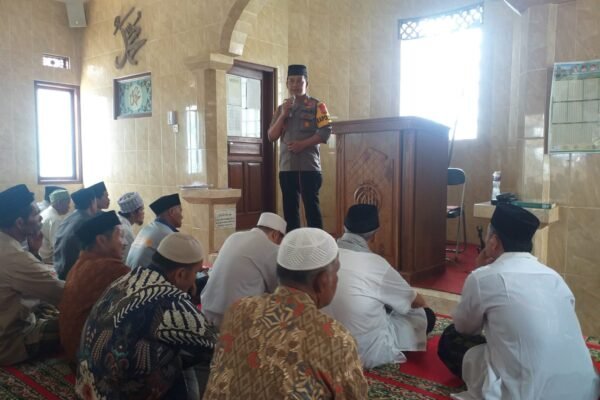 Jum’at Curhat Polsek Wanaraja di Mesjid Husnul Khotimah