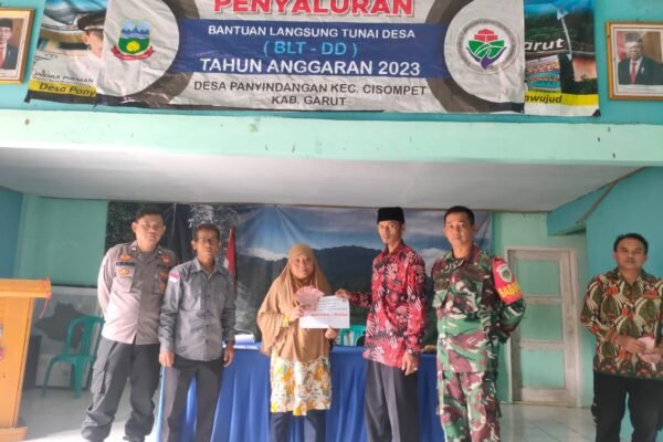 Polsek Cisompet Lakukan Pengamanan Pembagian BLT DD Untuk Masyarakat
