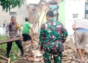 Polsek Tarogong Kidul Bantu Bersihkan Materil Rumah Roboh Di Pamoyanan