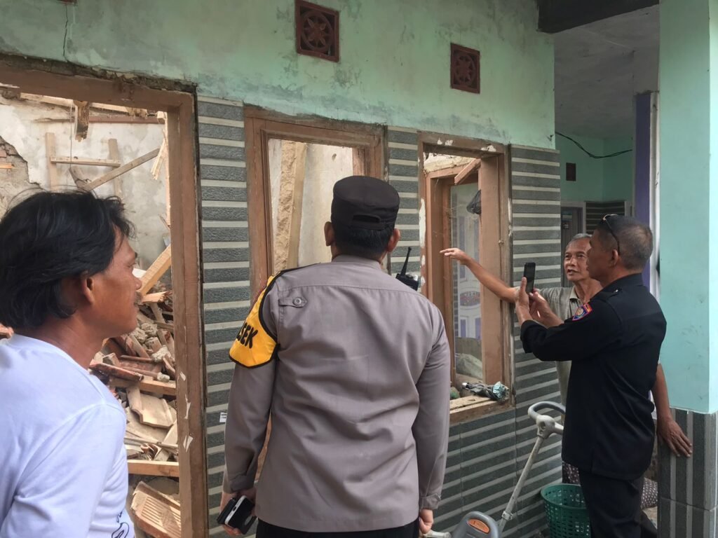 Polisi Cek Musibah Roboh Di Desa Samarang